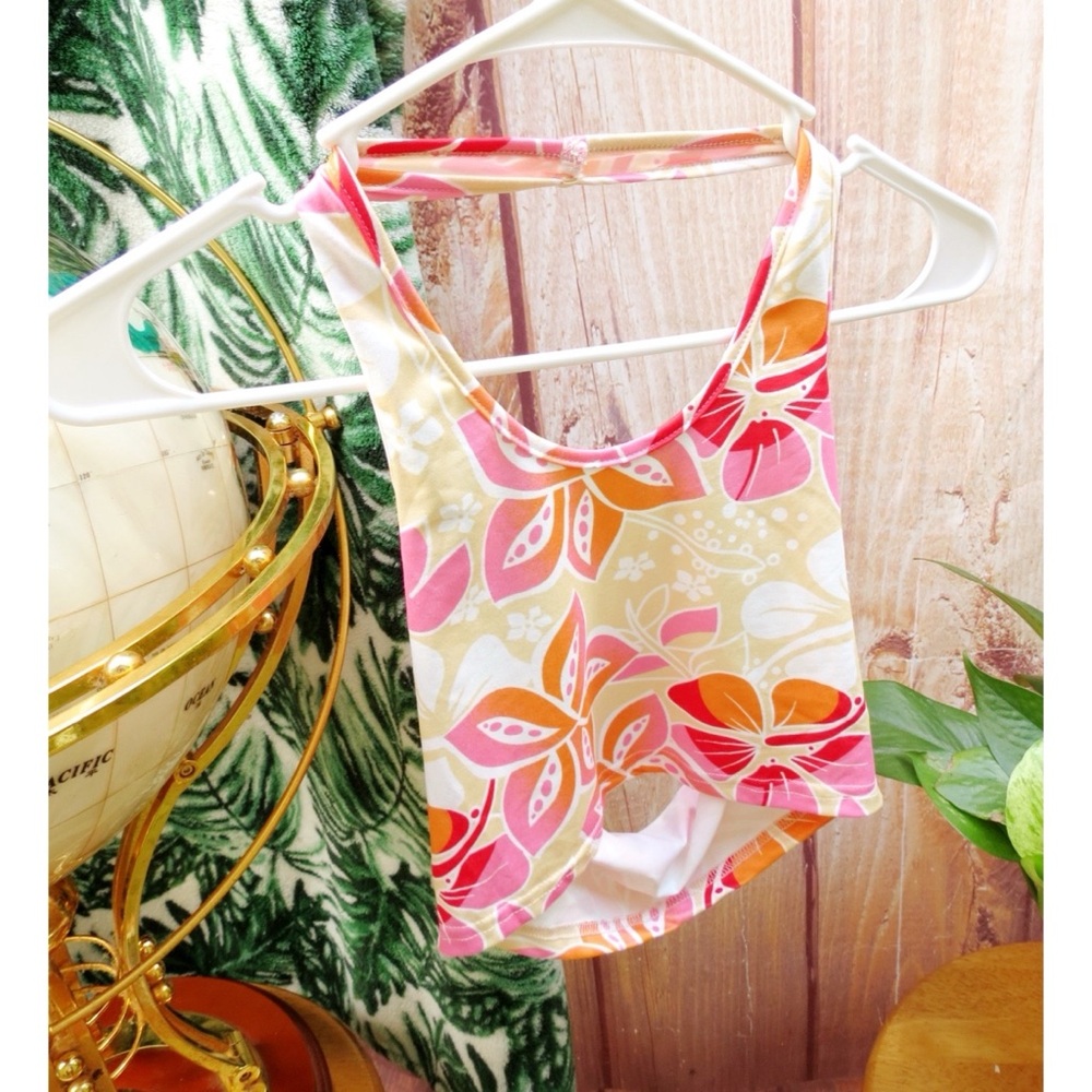 Vibrant tropical halter top 🍃